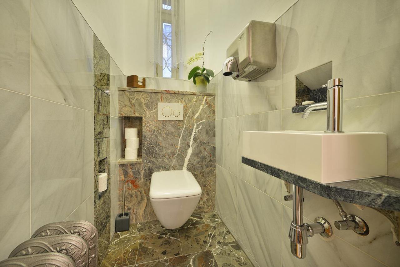 Apartman Dalia Janackovo Nabrezi Praha Bagian luar foto