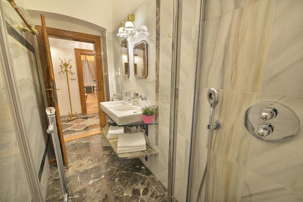 Apartman Dalia Janackovo Nabrezi Praha Bagian luar foto