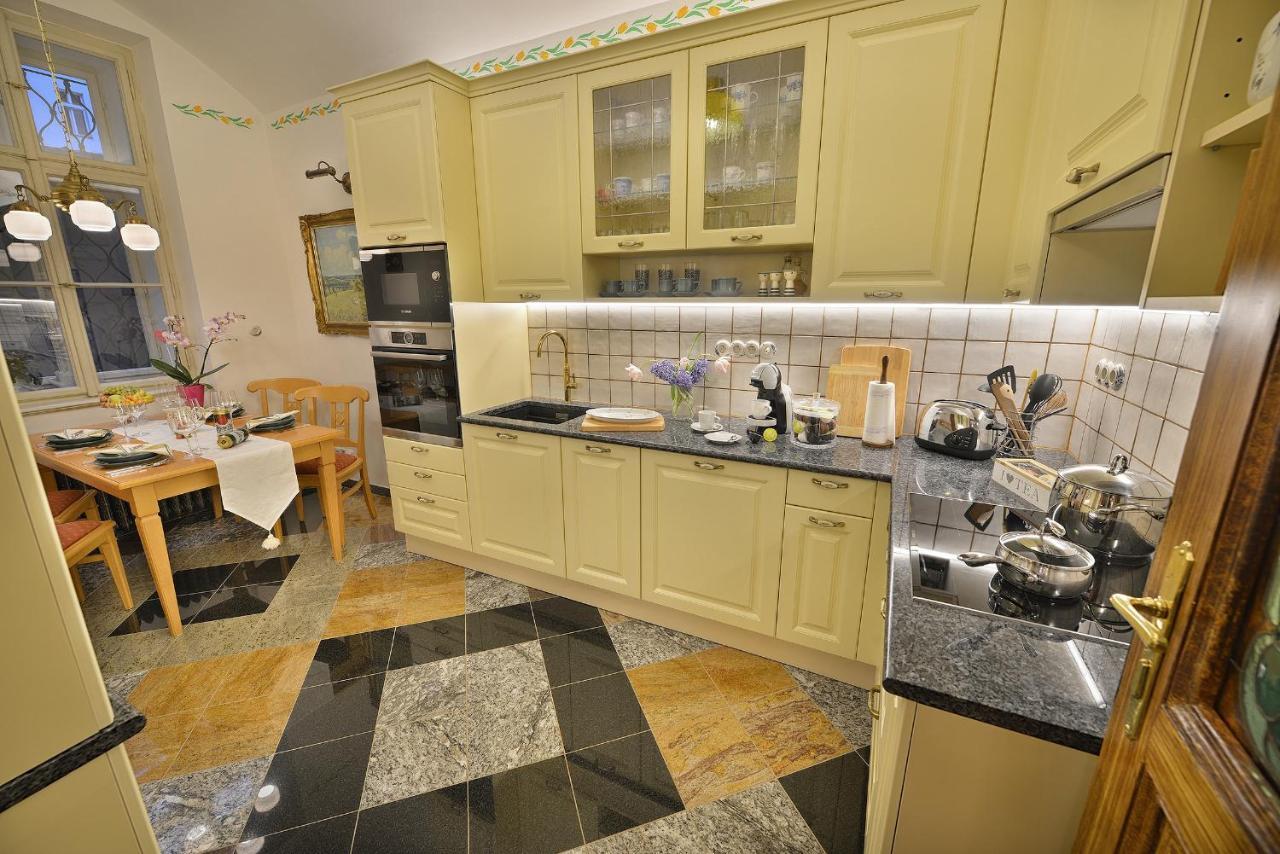 Apartman Dalia Janackovo Nabrezi Praha Bagian luar foto
