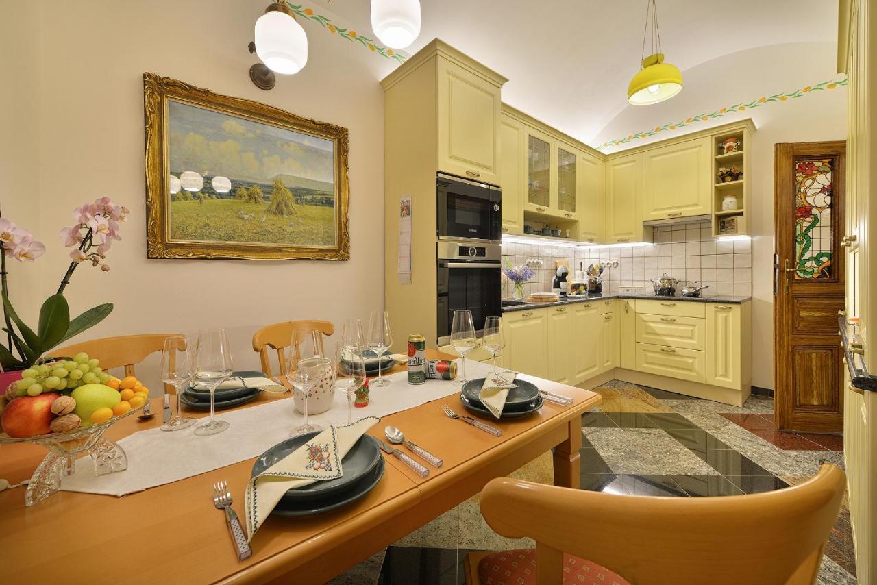 Apartman Dalia Janackovo Nabrezi Praha Bagian luar foto