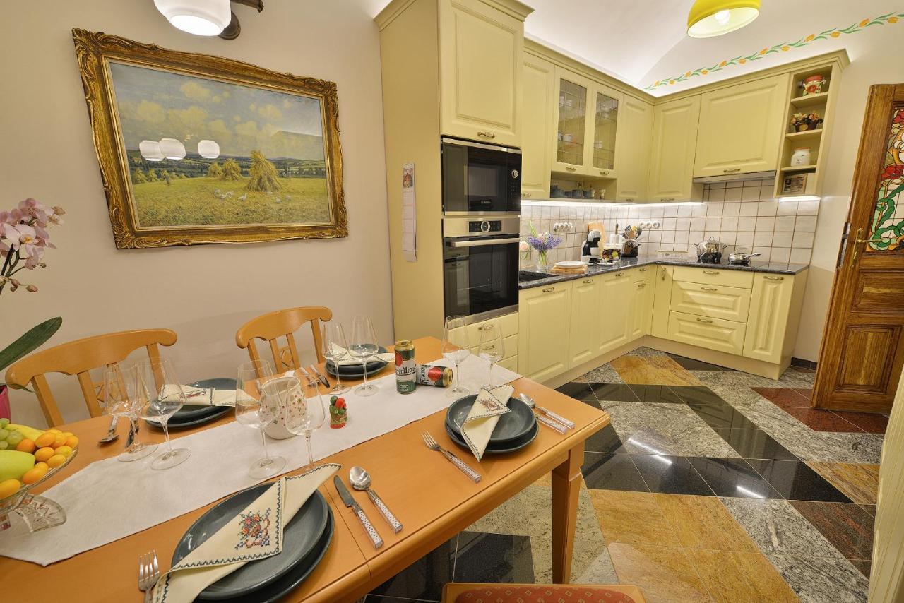 Apartman Dalia Janackovo Nabrezi Praha Bagian luar foto