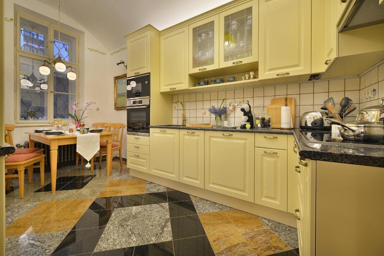 Apartman Dalia Janackovo Nabrezi Praha Bagian luar foto