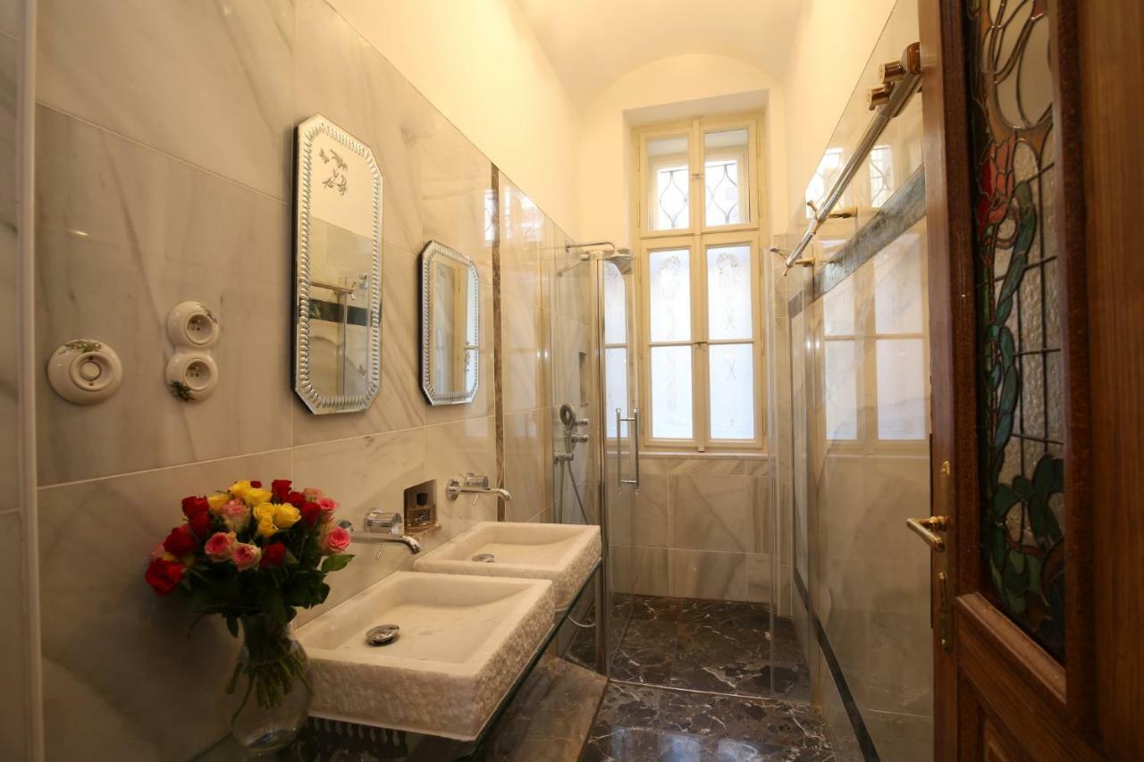 Apartman Dalia Janackovo Nabrezi Praha Bagian luar foto