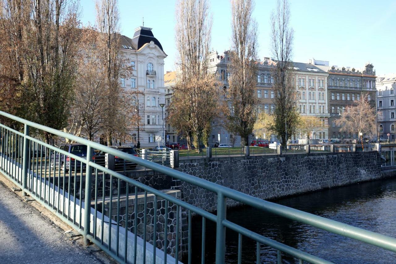 Apartman Dalia Janackovo Nabrezi Praha Bagian luar foto